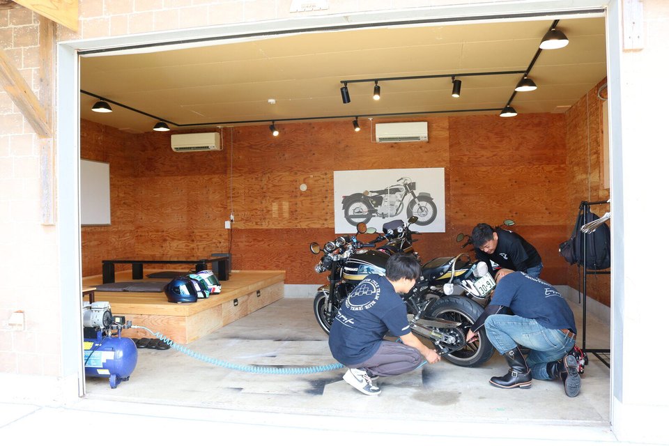 ガレージの中でバイクを整備している様子