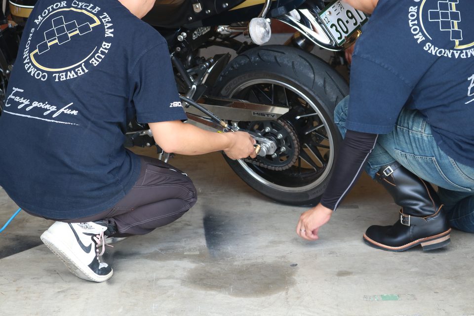 ガレージでバイクを整備しているところ