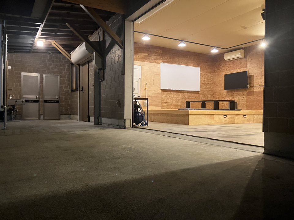 夜のガレージ。外から見た開口